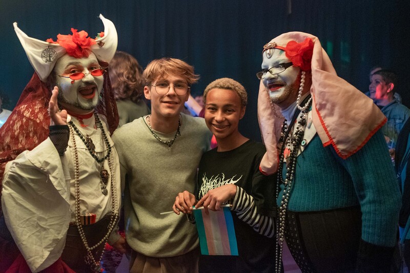 Deux militants posent avec 2 soeurs de la Perpetuelle Indugence