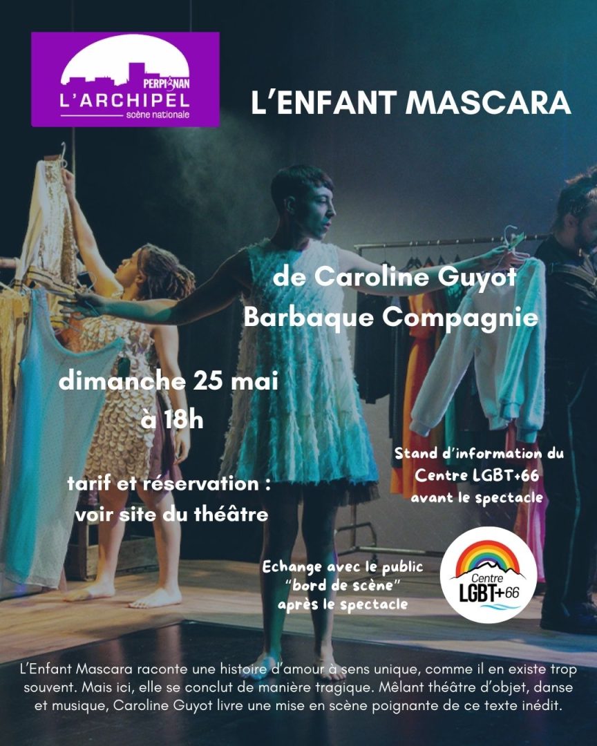 personnages qui essayent des vêtement sur une scène de théâtre